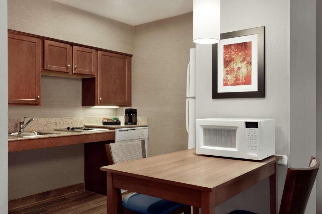 Private kitchen | Full-size fridge, microwave, coffee/tea maker, cookware/dishes/utensils