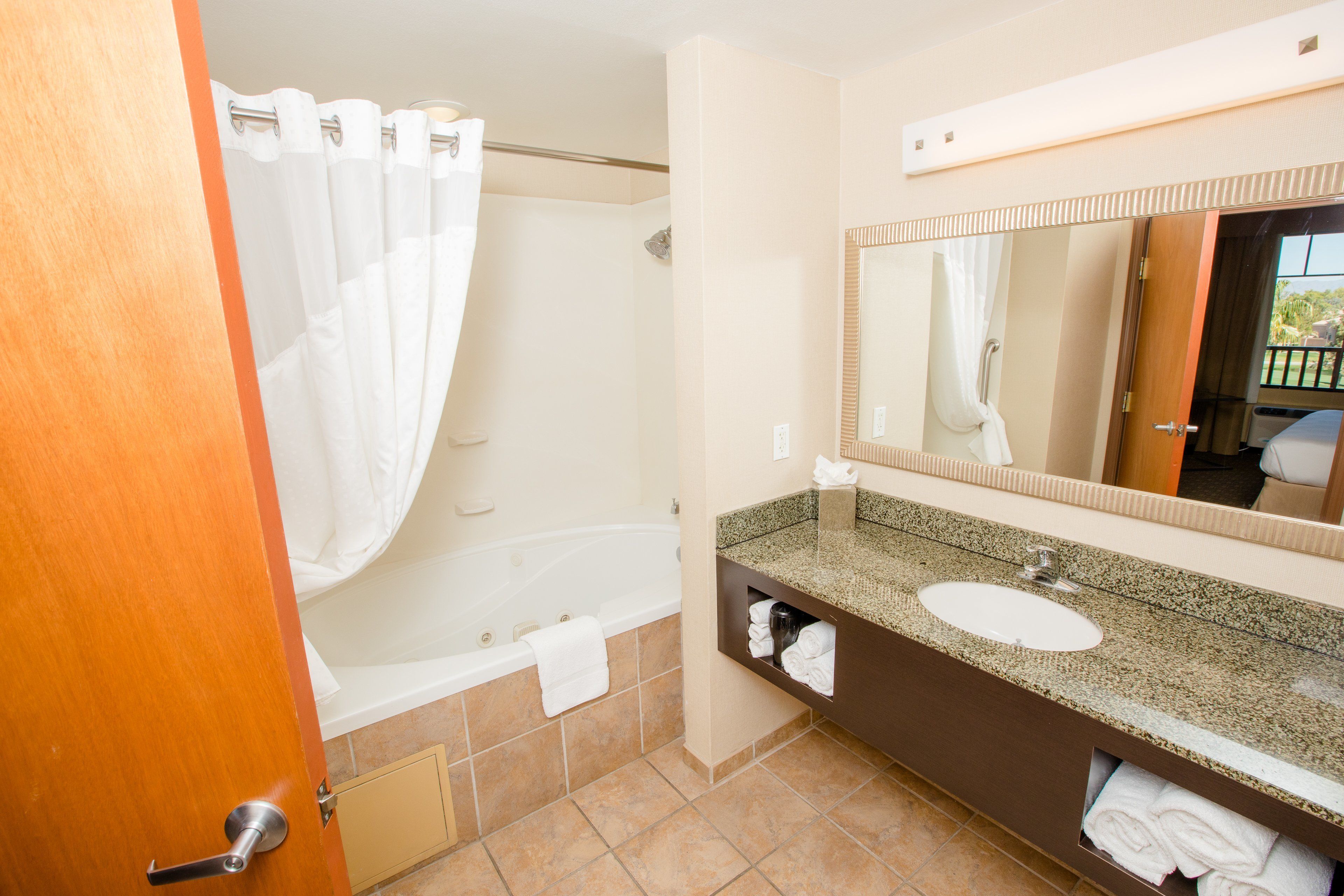 suite, 1 bedroom | bathroom | combined shower/bathtub, free toiletries, hair dryer, towels