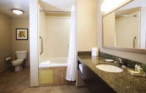 Ensemble baignoire-douche, articles de toilette (gratuits)