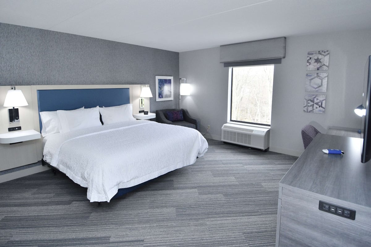 Room, 1 King Bed, Accessible (Roll-In Shower) | Blackout drapes, iron/ironing board, free WiFi, bed sheets