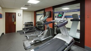 A gym with treadmills, a stationary bike, and a weight bench. - Hampton Inn Auburn (Auburn)