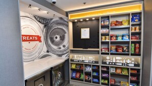 A snack display area with various packaged snacks and a sign that says "Welcome to Auburn." - Hampton Inn Auburn (Auburn)
