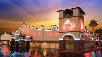 Fachada da propriedade à noite