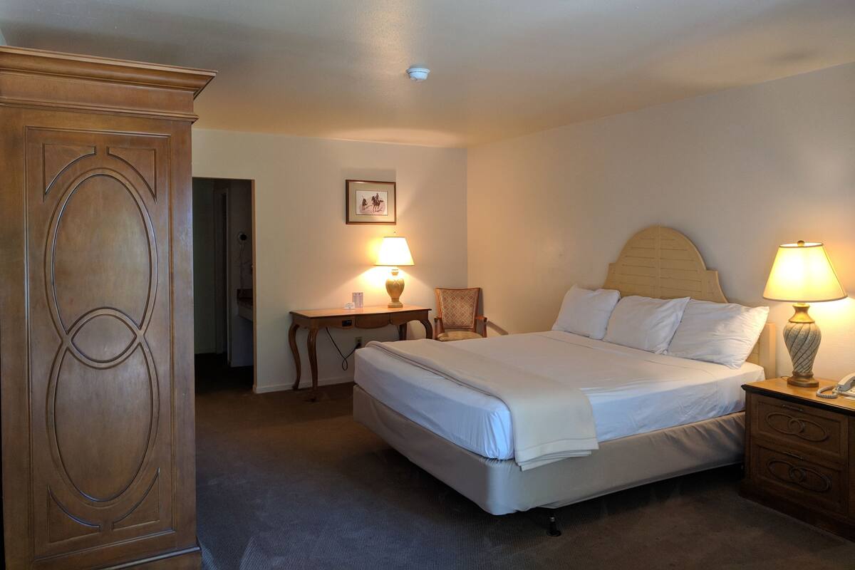 Escritorio, wifi gratis, ropa de cama