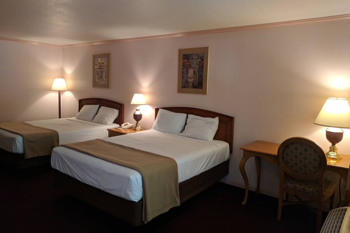 Escritorio, wifi gratis, ropa de cama