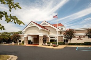 A hotel entrance with a red roof, American flag, and a sign reading "Residence Inn Marriott". - Residence Inn by Marriott Norfolk Airport (Norfolk)