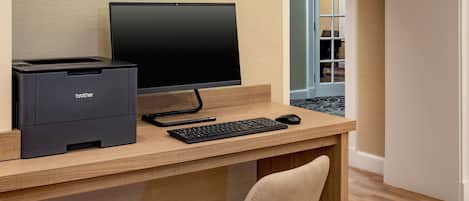 Een bureau met een Brother printer, een computer monitor, een toetsenbord en een muis.