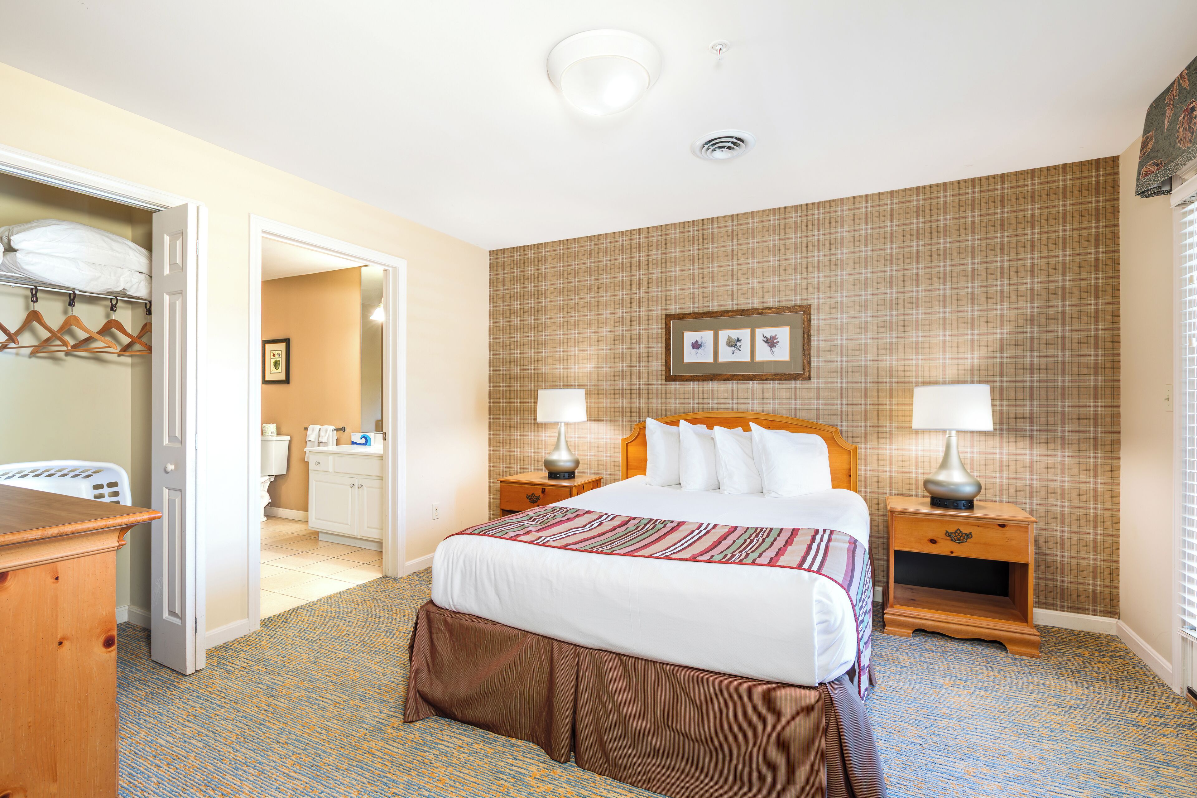 Coffre-fort, fer et planche à repasser, literie fournie