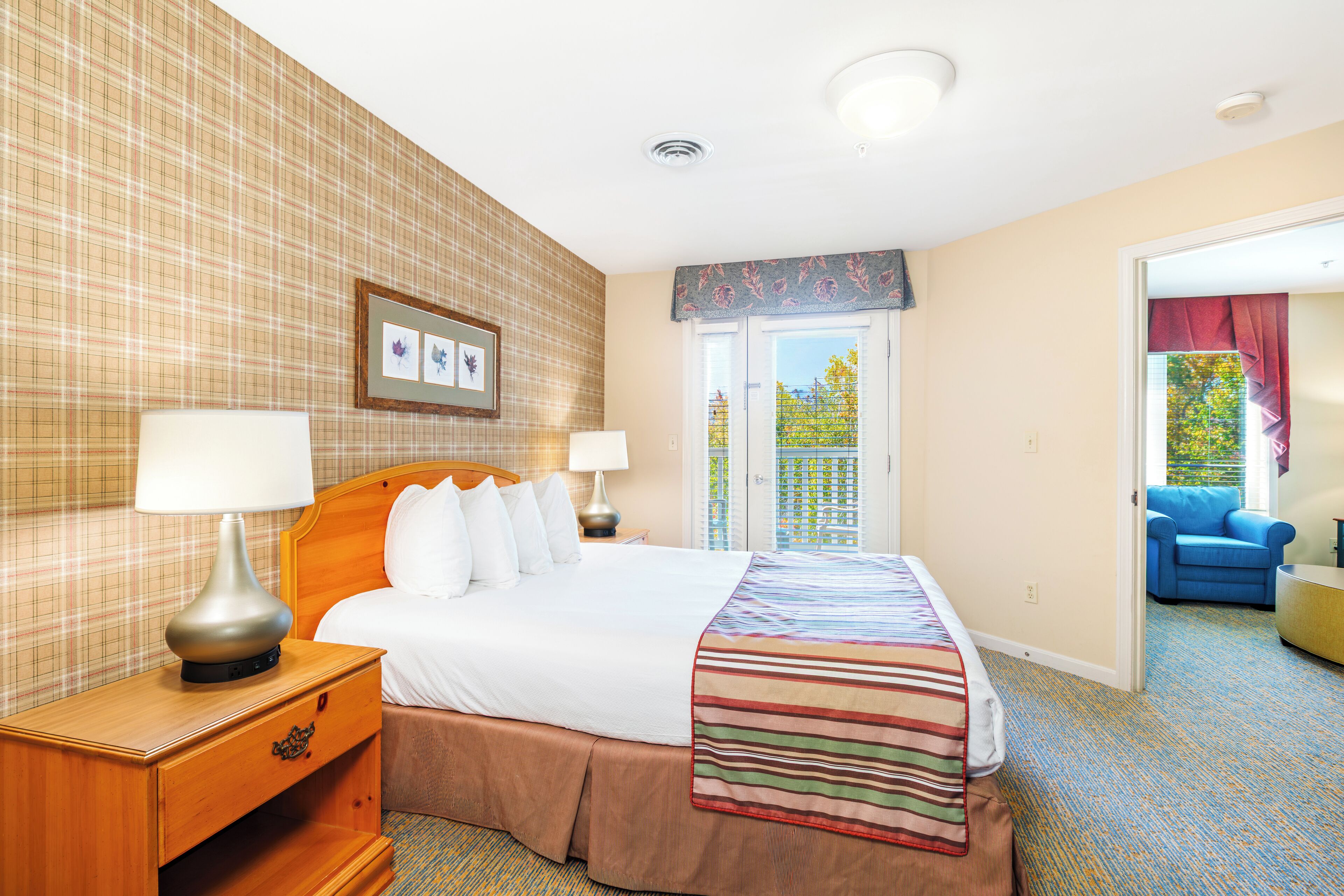 Coffre-fort, fer et planche à repasser, literie fournie