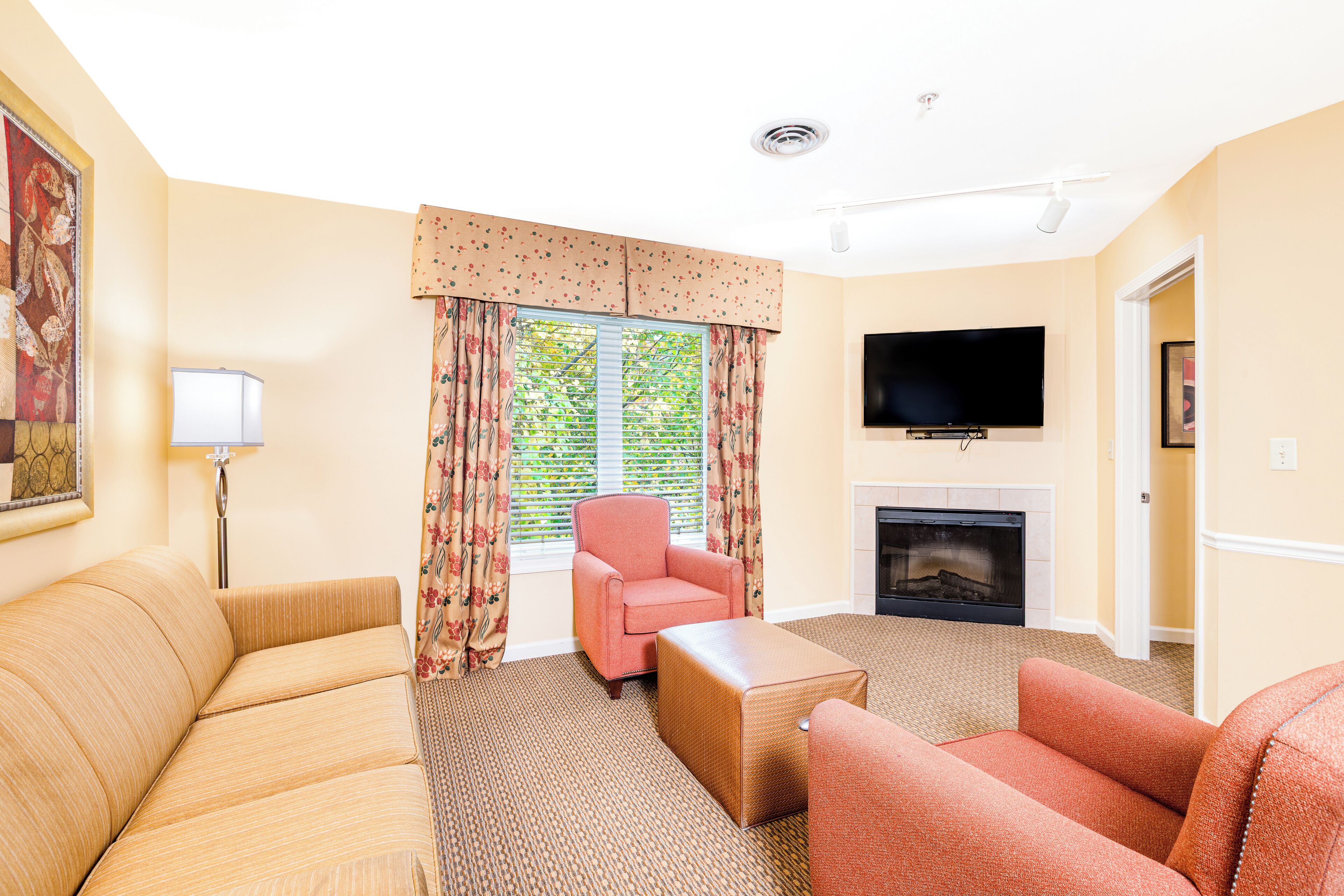 Téléviseur, foyer, lecteur de DVD, table de baby-foot