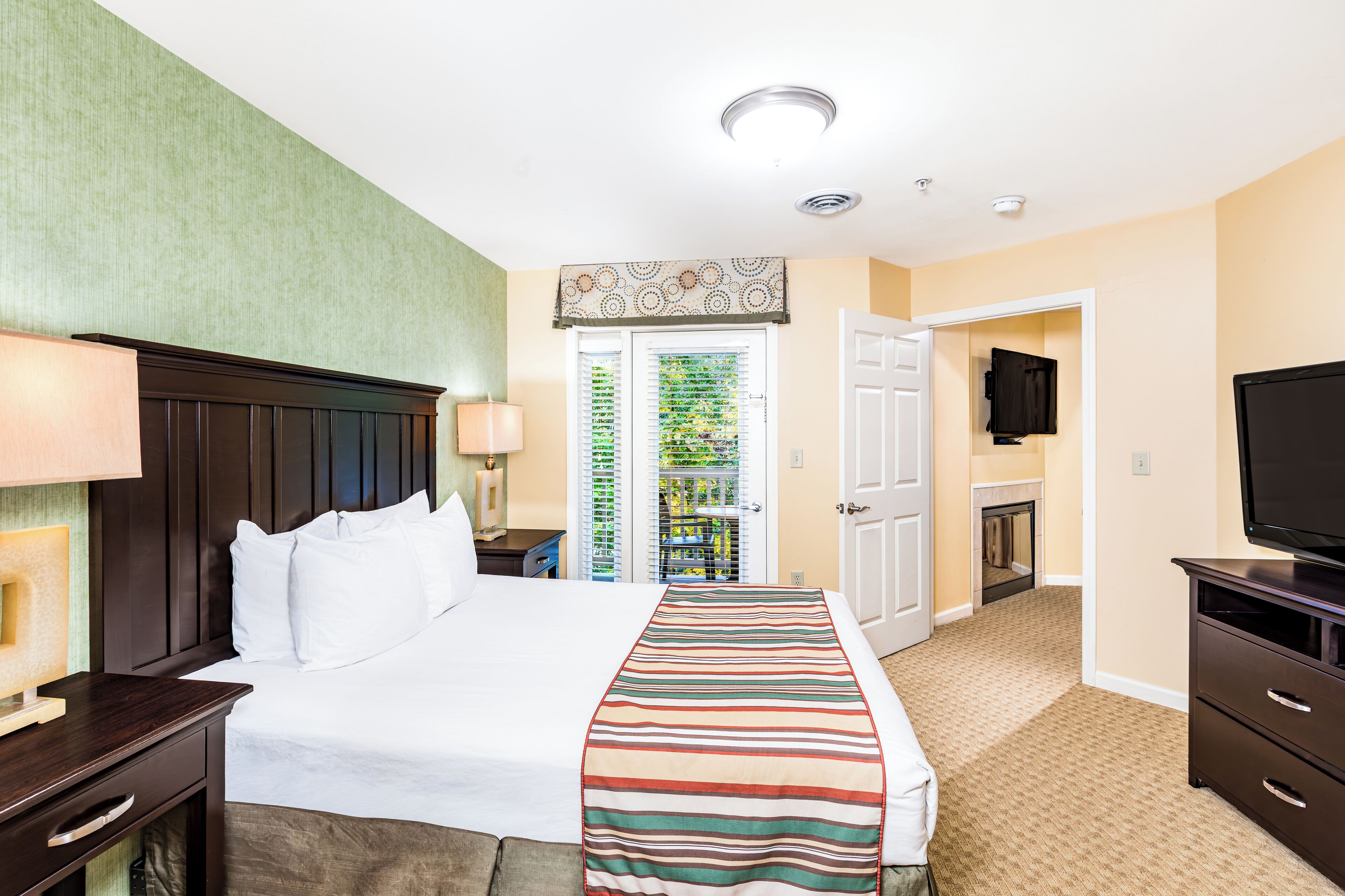 Coffre-fort, fer et planche à repasser, literie fournie