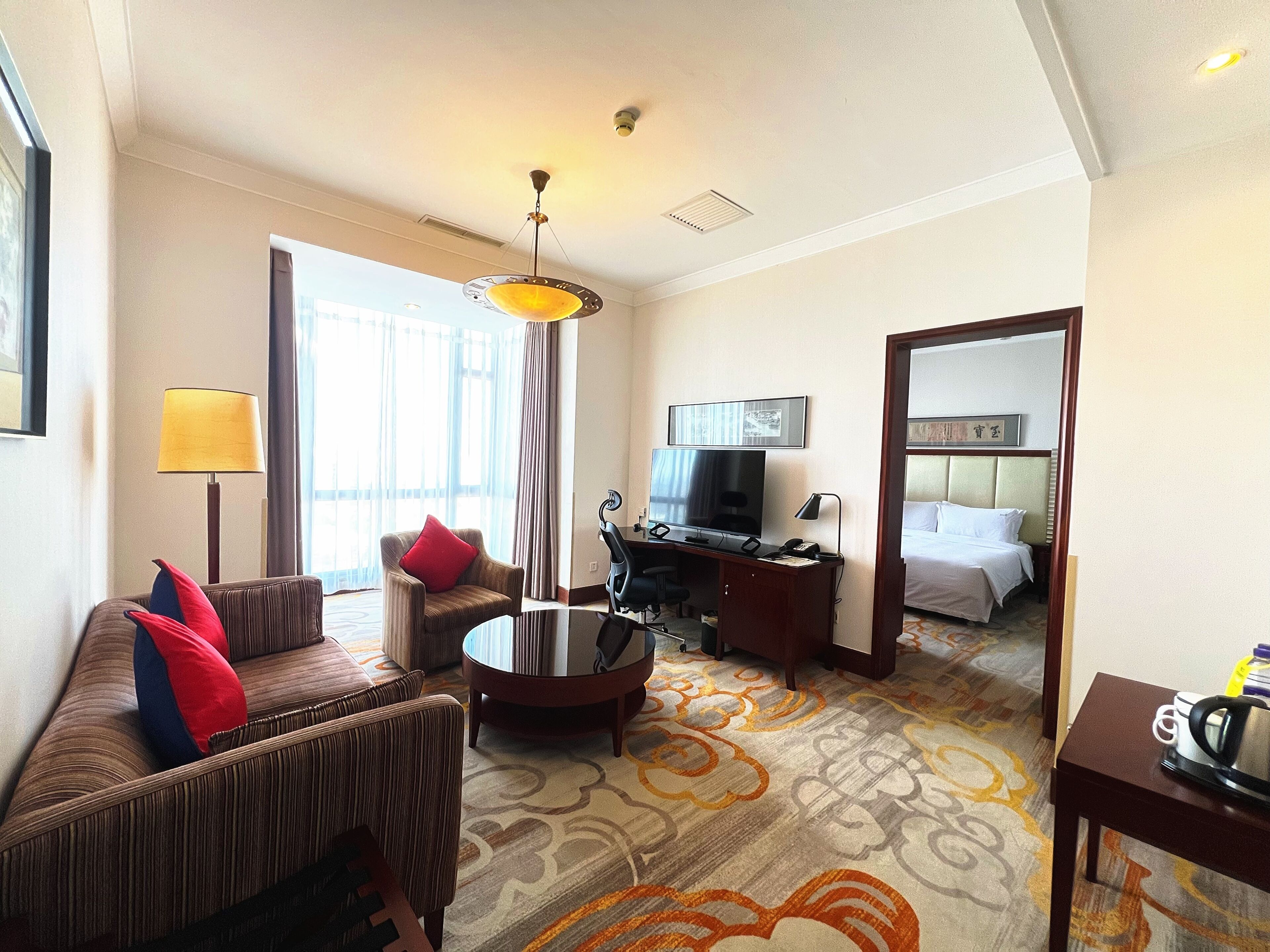 Suite, 1 cama de matrimonio grande (Top Floor) | Minibar, caja fuerte, escritorio y espacio para trabajar con un portátil