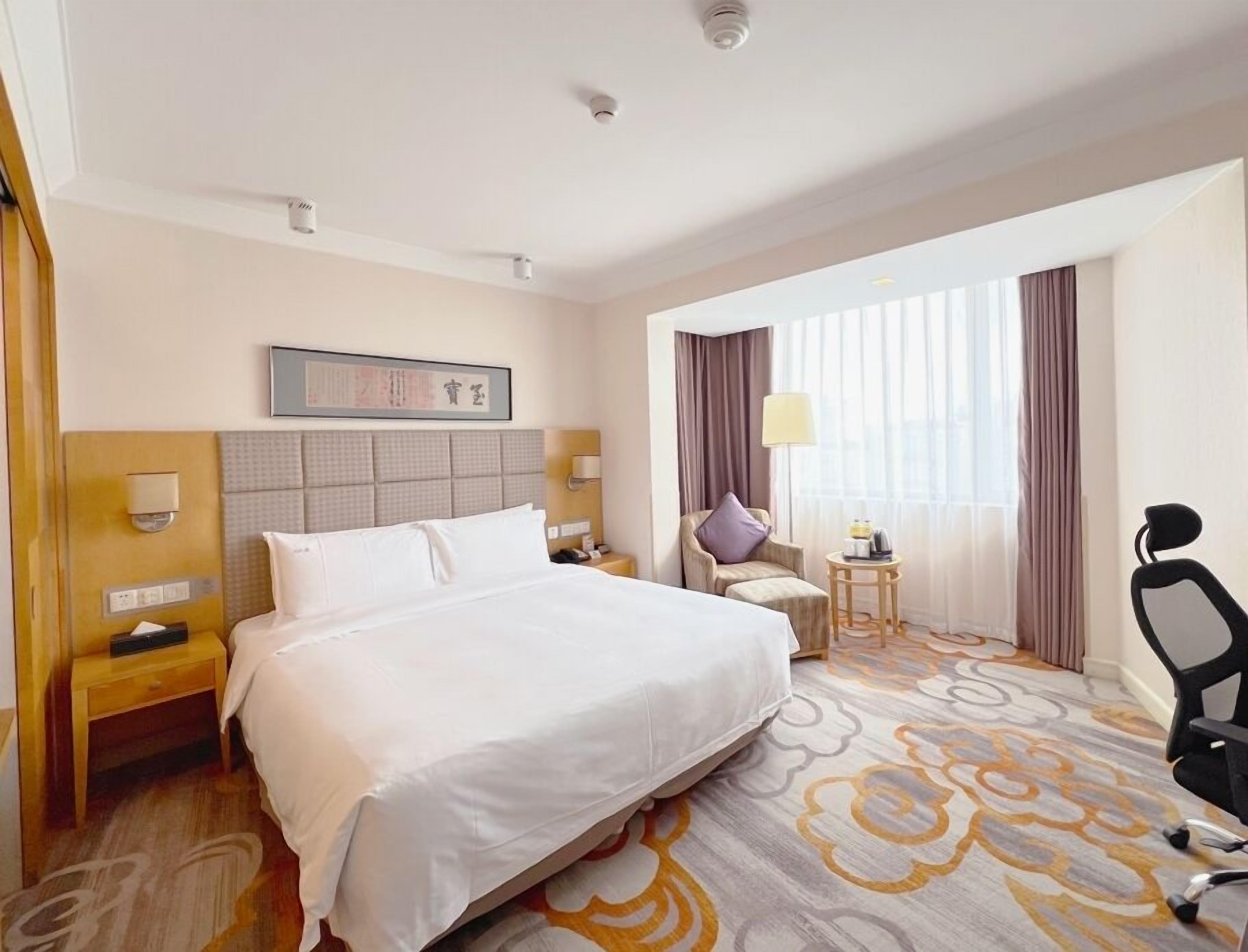 Habitación ejecutiva, 1 cama de matrimonio grande (Lounge Access) | Minibar, caja fuerte, escritorio y espacio para trabajar con un portátil