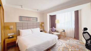 Habitación ejecutiva, 1 cama de matrimonio grande (Lounge Access) | Minibar, caja fuerte, escritorio y espacio para trabajar con un portátil