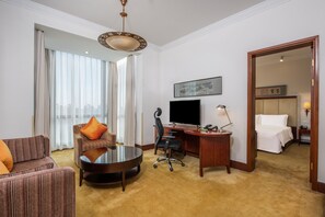 Suite, 1 kingsize bed (Top Floor) | Een minibar, een kluis op de kamer, een bureau, een laptopwerkplek