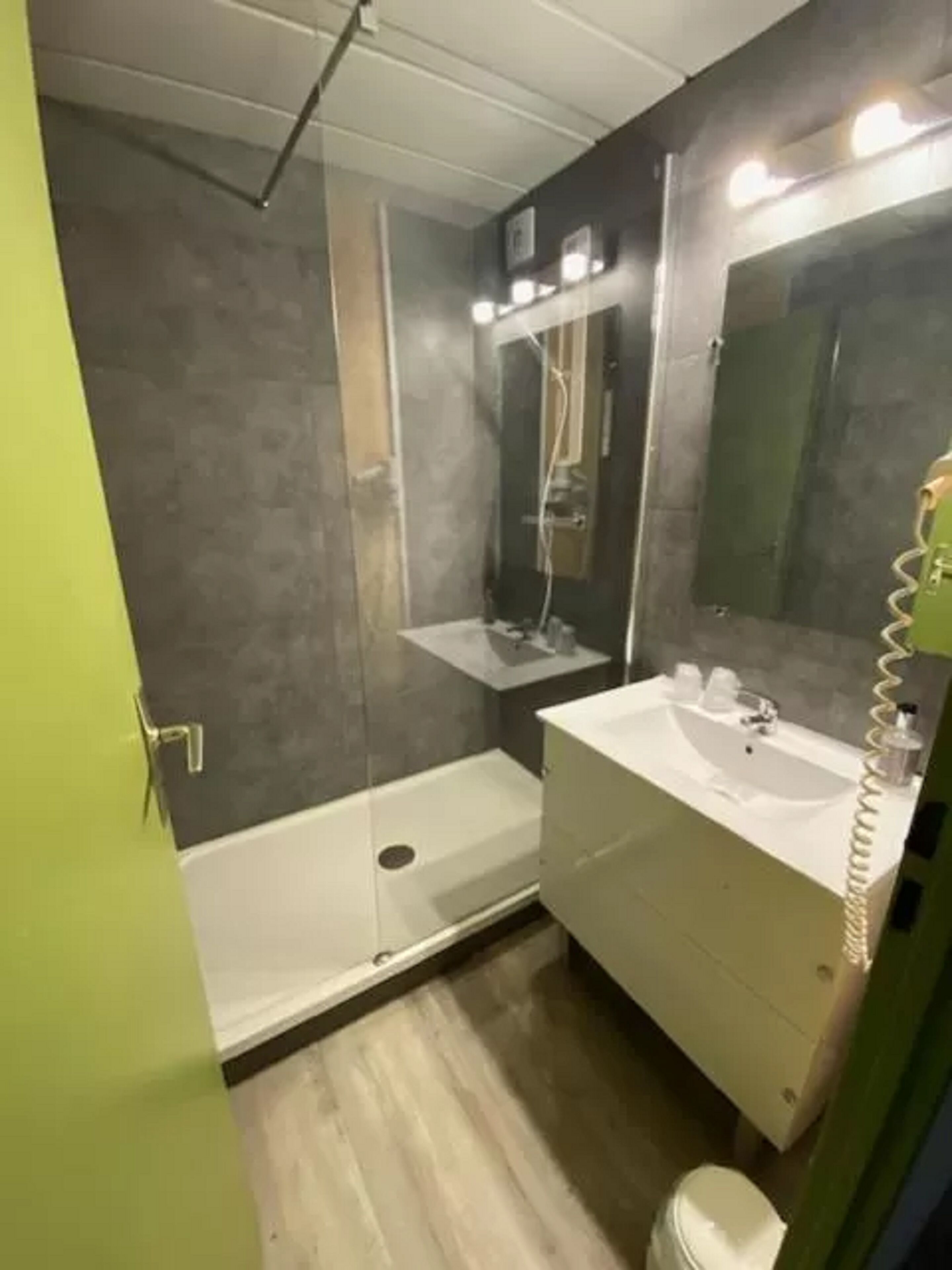 Combined shower/bathtub, hair dryer, towels