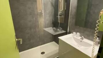 Combined shower/bathtub, hair dryer, towels