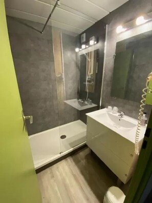 Ensemble baignoire-douche, séchoir à cheveux, serviettes fournies
