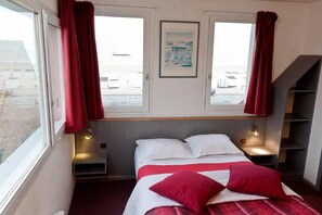 Desk, soundproofing, free cots/infant beds, free WiFi