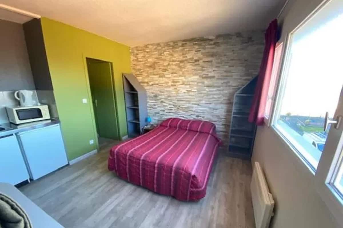 Double Room | Desk, soundproofing, cribs (free), WiFi (free)