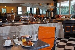 Tägliches Frühstücksbuffet (9 EUR pro Person)