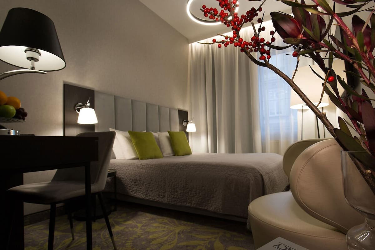 Hypo-allergenic bedding available, in-room safe, desk, soundproofing