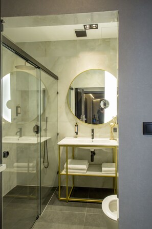 Deluxe Apartment | Bathroom | Free toiletries, hair dryer, towels - Hotel Atrium (Kraków)