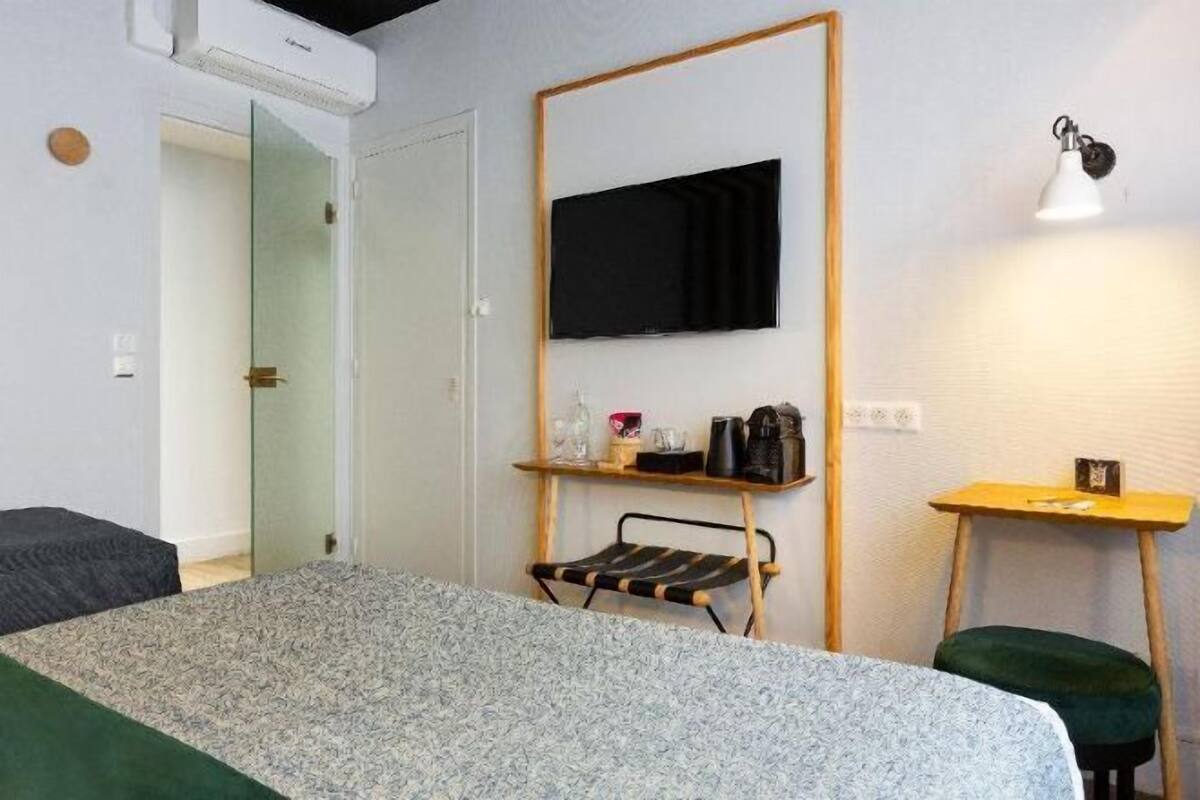 Een bureau, een laptopwerkplek, verduisterende gordijnen