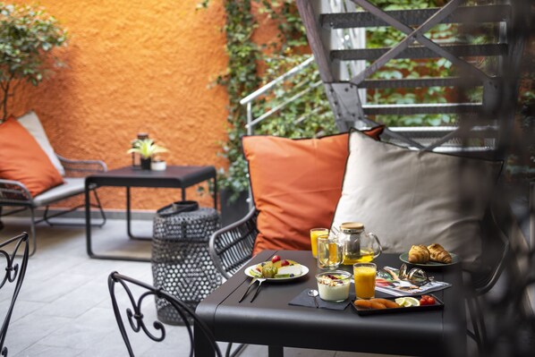 Petit déjeuner buffet (16.50 EUR par personne)