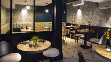 Petit déjeuner buffet (16.50 EUR par personne)