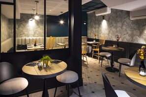 Daily buffet breakfast (EUR 16.50 per person) - Hôtel Edmond W (Lyon)