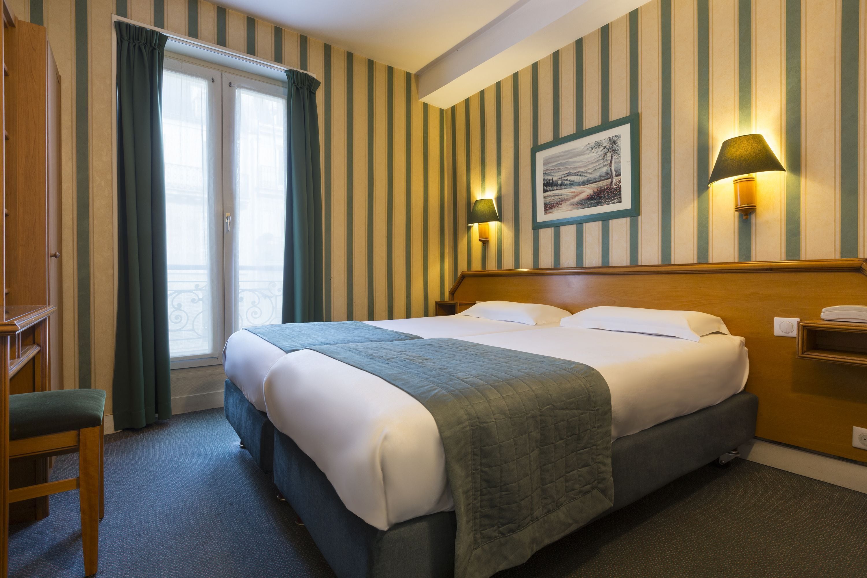 Phòng, 2 giường đơn, không hút thuốc, phòng tắm riêng | Két bảo mật tại phòng, bàn, bàn ủi/dụng cụ ủi quần áo 