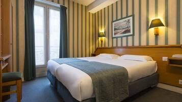 Coffres-forts dans les chambres, bureau, fer et planche à repasser