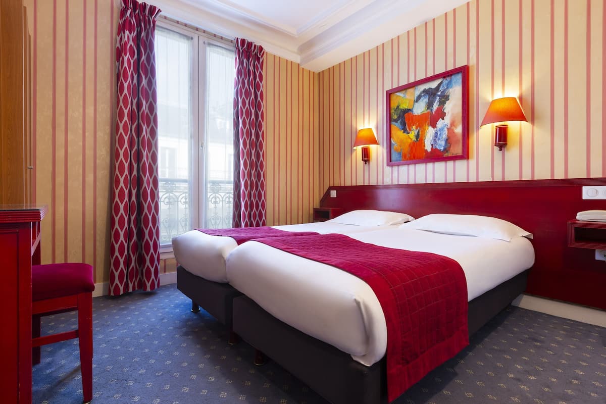Twin Room, 2 Twin Beds, Non Smoking, Private Bathroom | In-room safe, desk, iron/ironing board (on request), WiFi (free)