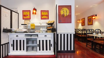 Desayuno buffet diario (EUR 10 por persona)