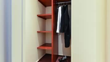 Caja de seguridad en la habitación y escritorio