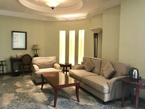 스위트, 강 전망 | 거실 공간 | TV