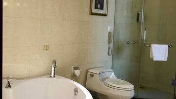 Deep-soaking bathtub