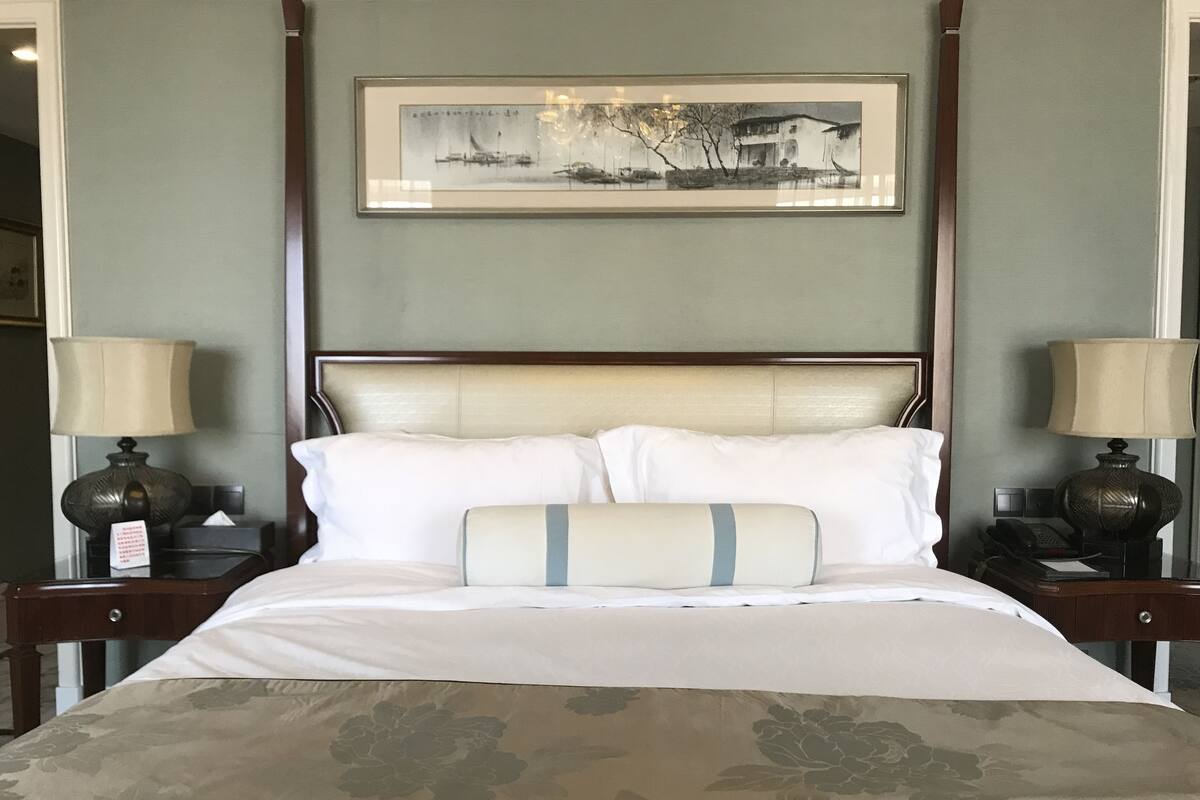 Executive Room | Minibar, in-room safe, desk, blackout drapes