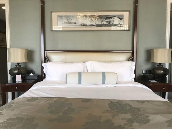 Executive Room | Minibar, in-room safe, desk, blackout drapes - The Bund Riverside Hotel (Shanghai)