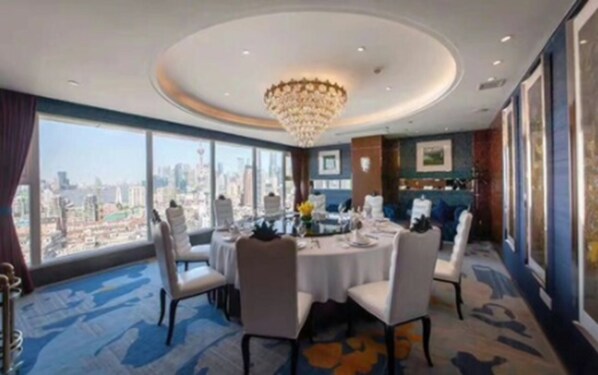 Petit déjeuner, déjeuner et dîner servis sur place