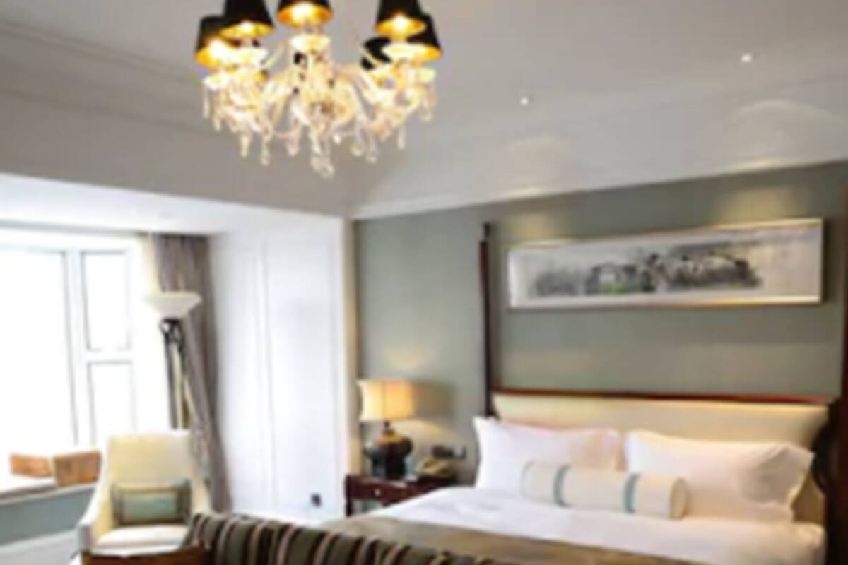 Executive Suite, River View  | Minibar, in-room safe, desk, blackout drapes