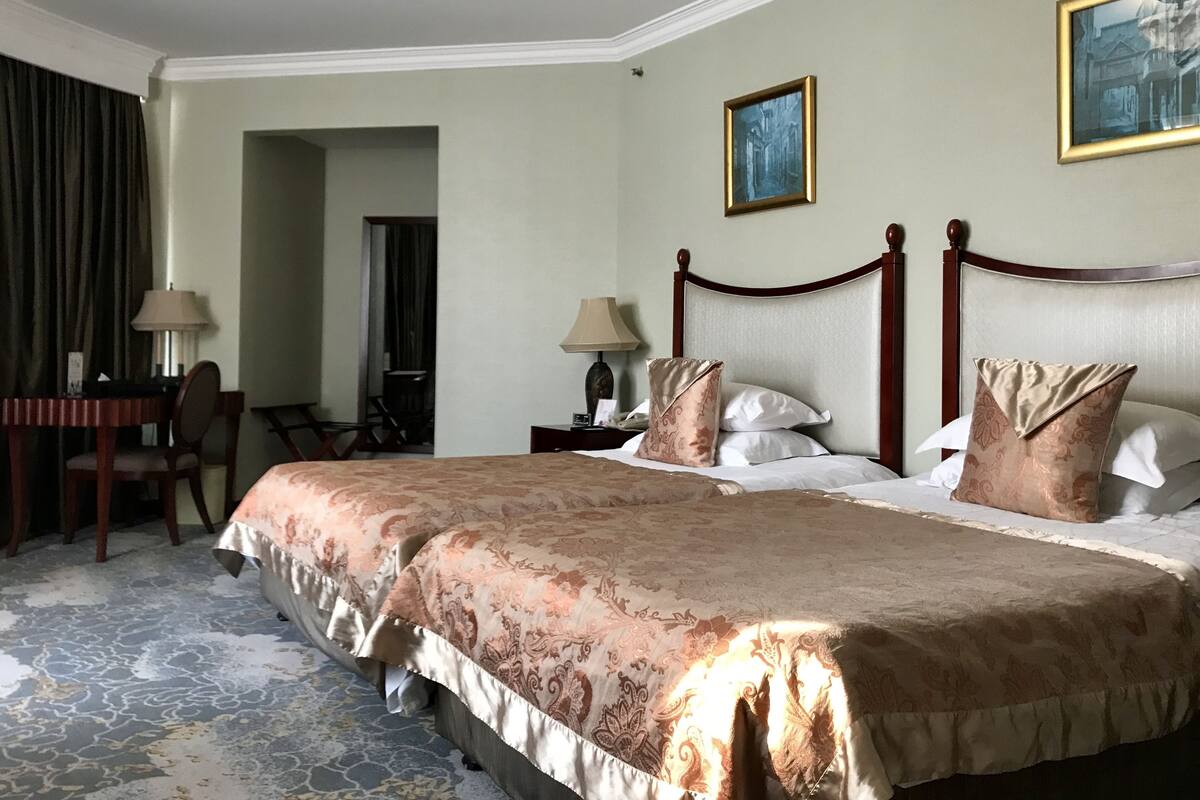 Deluxe Room | Minibar, in-room safe, desk, blackout drapes