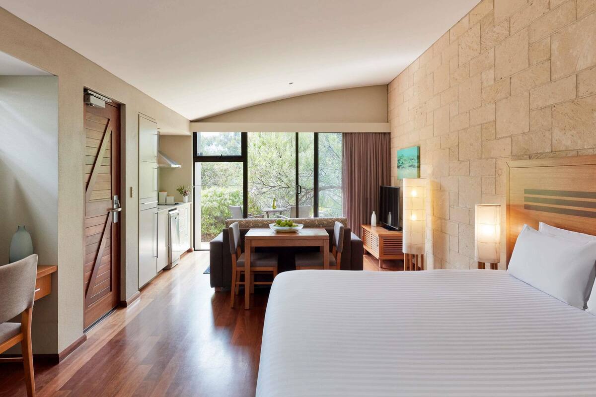 3 bedrooms, egyptian cotton sheets, premium bedding, in-room safe