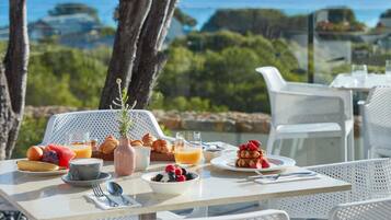 Petit déjeuner buffet (42 AUD par personne)