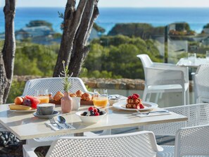 بوفيه فطور يوميًا بتكلفة قدرها (42 AUD للشخص)