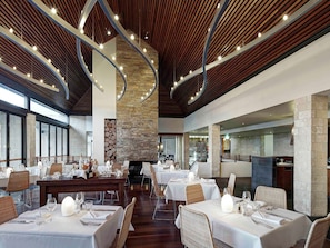 Breakfast and dinner served, sea views