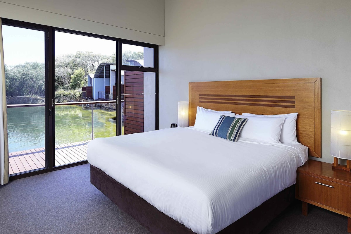 Room, One Bedroom, Lake View | Egyptian cotton sheets, premium bedding, in-room safe, desk
