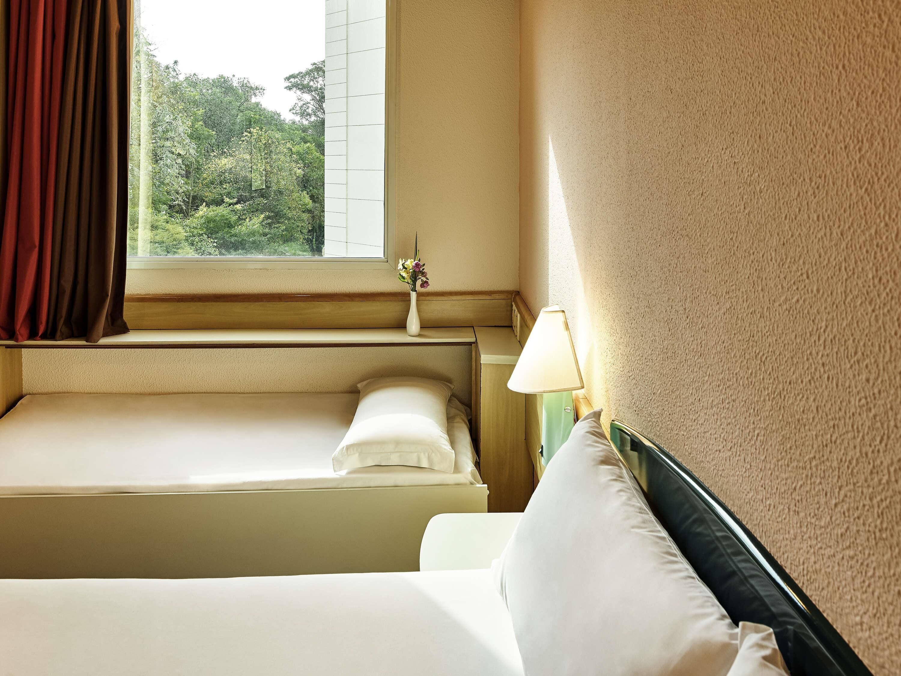 Minibar, caja de seguridad en la habitación y escritorio 