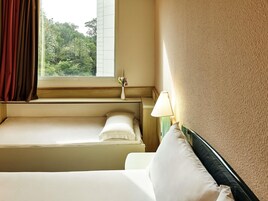 Quarto standard (1 Double bed & 1 Child's bed) | Frigobar, cofres nos quartos, escrivaninha, cortinas blackout